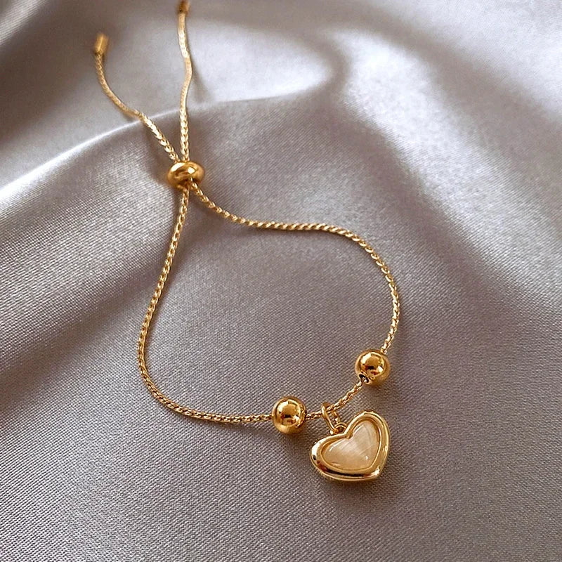 Bracelet en Opale Pêche avec Plaque d'Or en Forme de Cœur