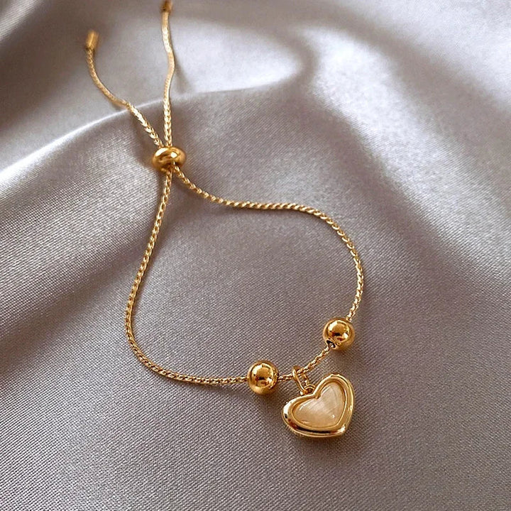 Bracelet en Opale Pêche avec Plaque d'Or en Forme de Cœur