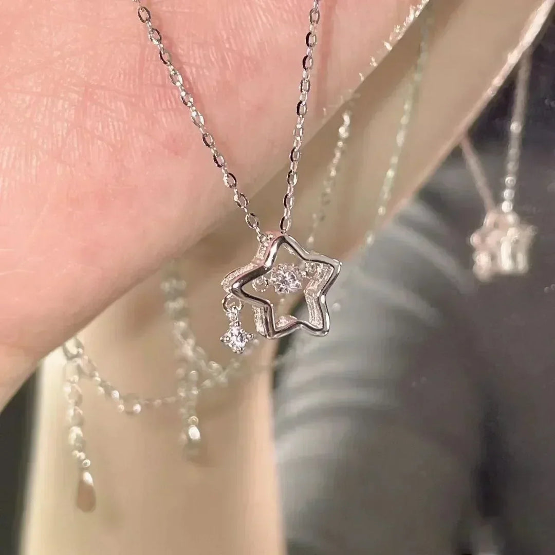 Collier Chic avec Pendentif en Fleur Métallique Ondulée