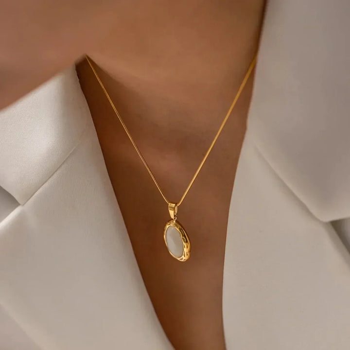 Collier plaqué or avec opale œil-de-chat ovale
