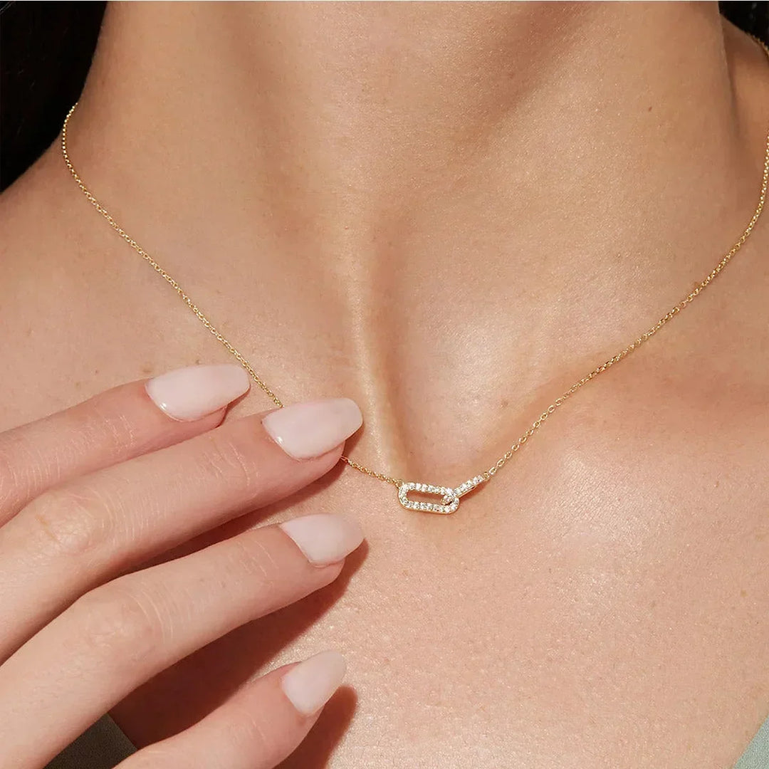 Collier Chic avec Pendentif en Fleur Métallique Ondulée