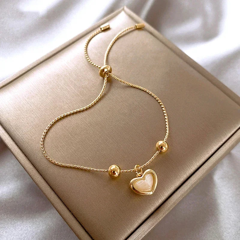 Bracelet en Opale Pêche avec Plaque d'Or en Forme de Cœur