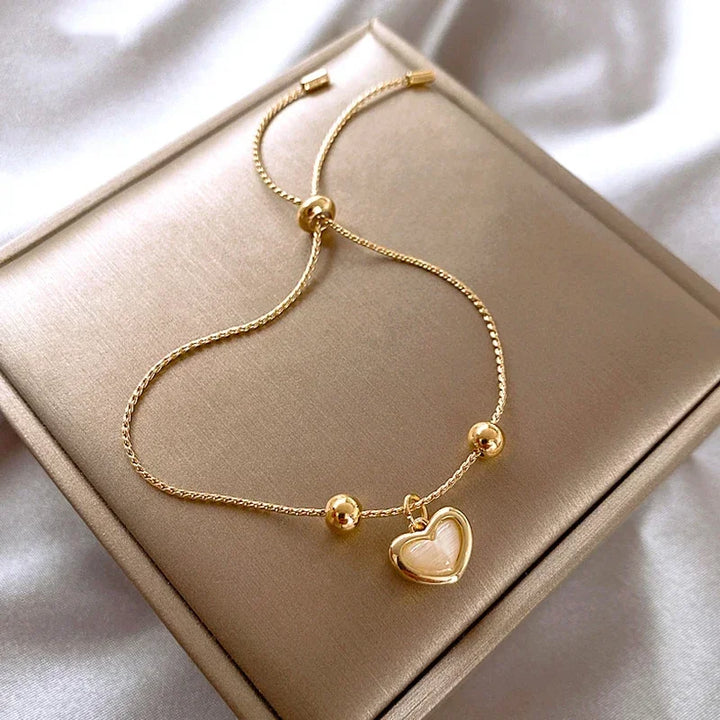 Bracelet en Opale Pêche avec Plaque d'Or en Forme de Cœur