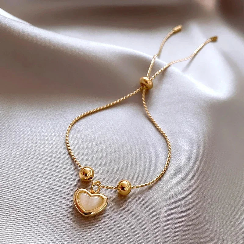 Bracelet en Opale Pêche avec Plaque d'Or en Forme de Cœur