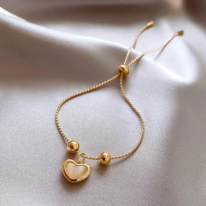 Bracelet en Opale Pêche avec Plaque d'Or en Forme de Cœur