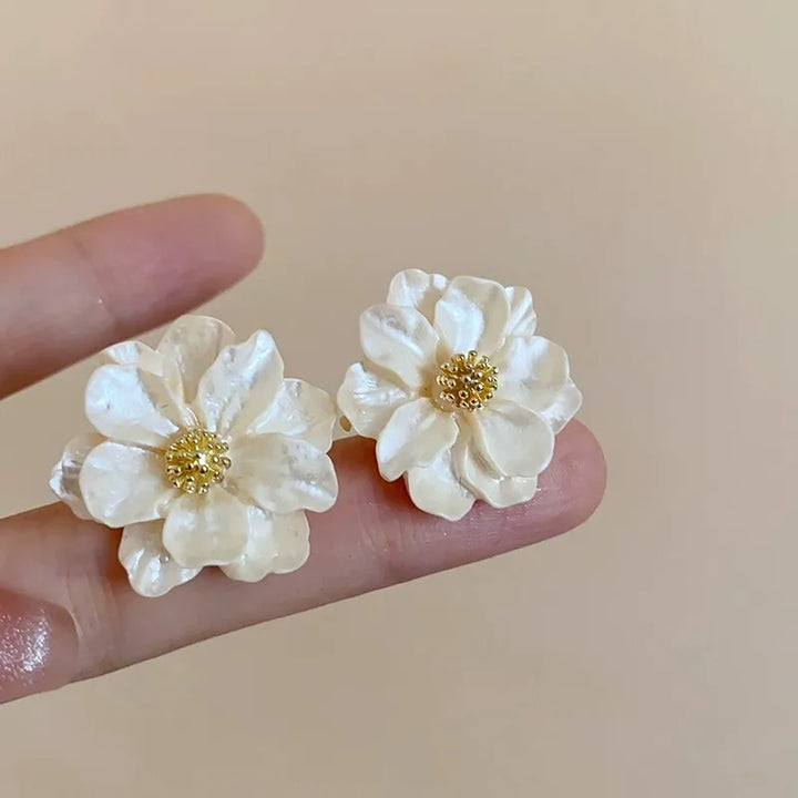 Boucles d'oreilles blanches en acrylique avec élégantes fleurs