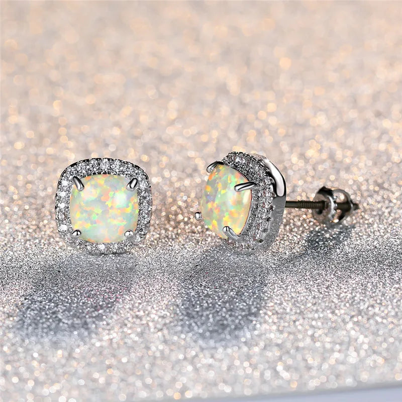 Élégantes boucles d'oreilles en argent ornées de rondes opales de feu blanches
