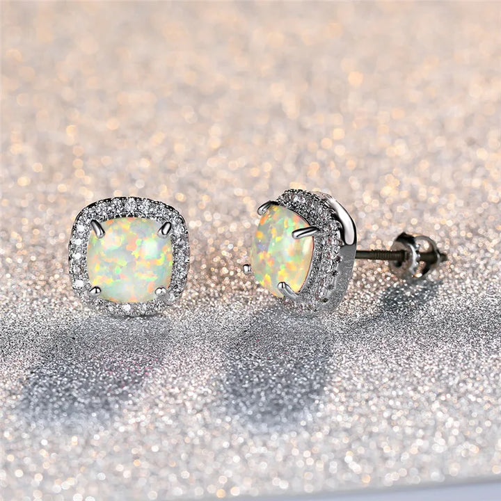 Élégantes boucles d'oreilles en argent ornées de rondes opales de feu blanches