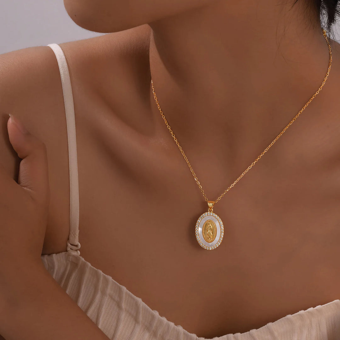 Collier en Or avec Pendentif Ovale de la Vierge
