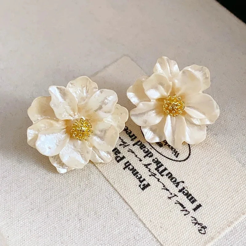 Boucles d'oreilles blanches en acrylique avec élégantes fleurs