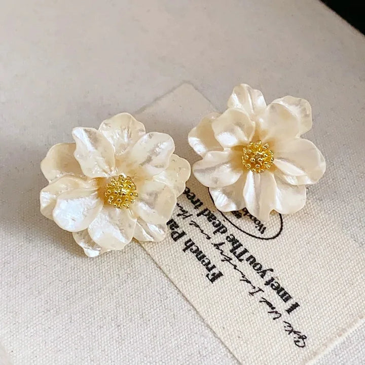 Boucles d'oreilles blanches en acrylique avec élégantes fleurs