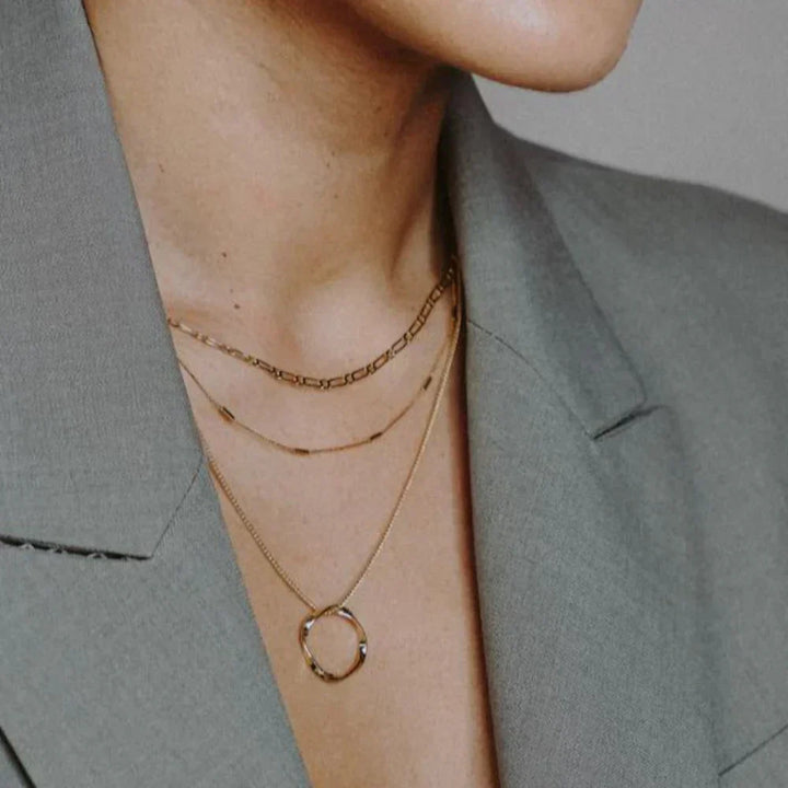 Collier circulaire ouvert à trois rangées dorées