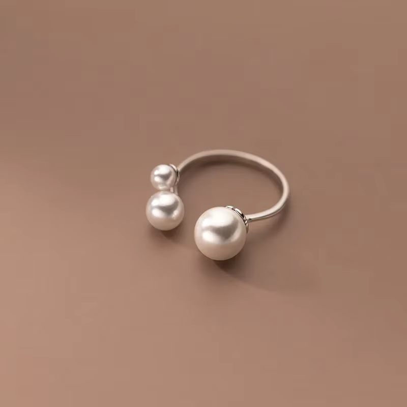 Bague réglable ornée de trois perles d'eau douce
