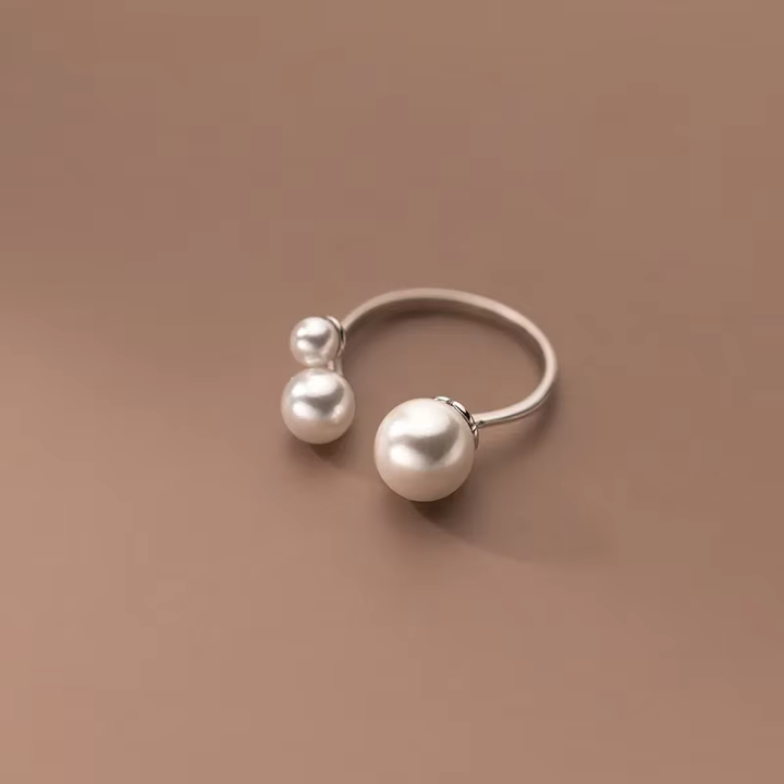 Bague réglable ornée de trois perles d'eau douce