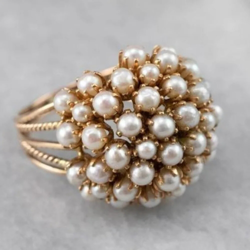 Anneau orné de perles