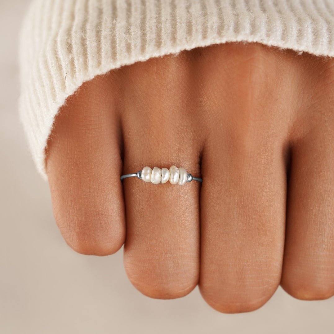Bague en argent élégante ornée d'une perle d'eau douce