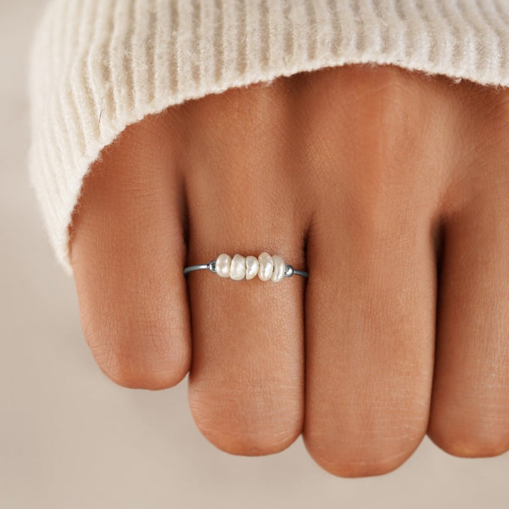 Bague en argent élégante ornée d'une perle d'eau douce