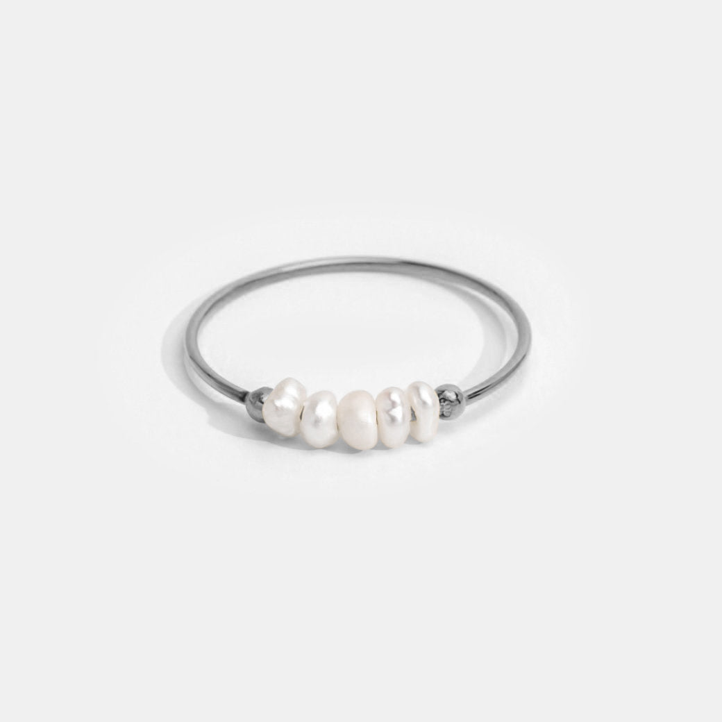 Bague en argent élégante ornée d'une perle d'eau douce