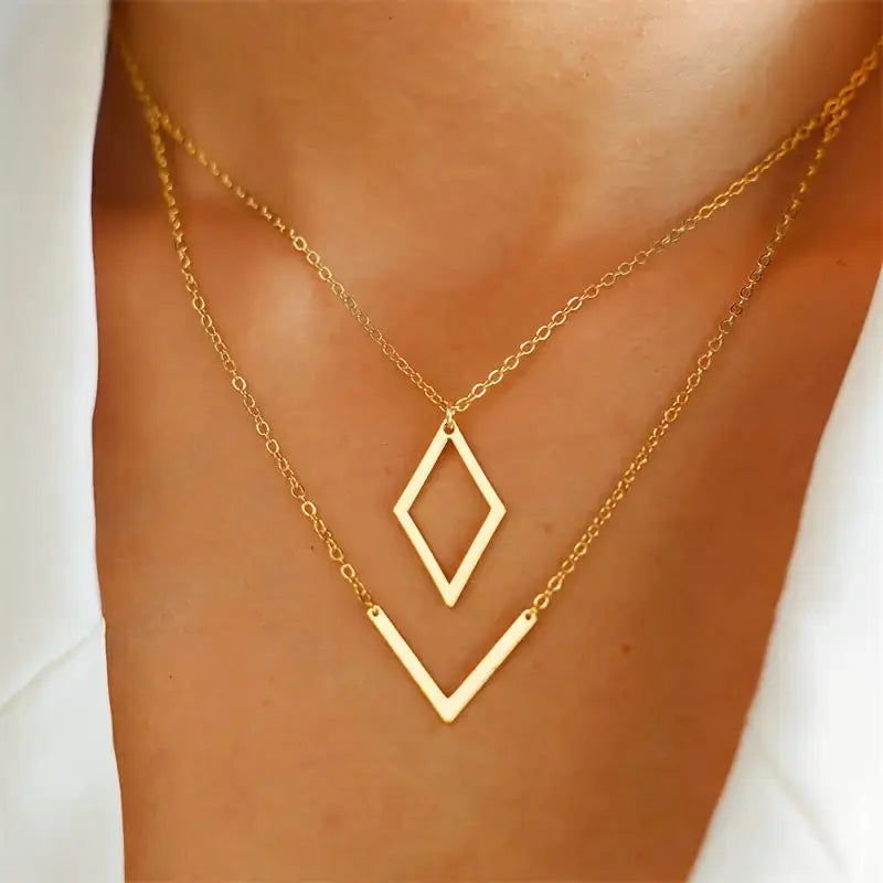 Collier avec Pendentif Géométrique en Forme de V