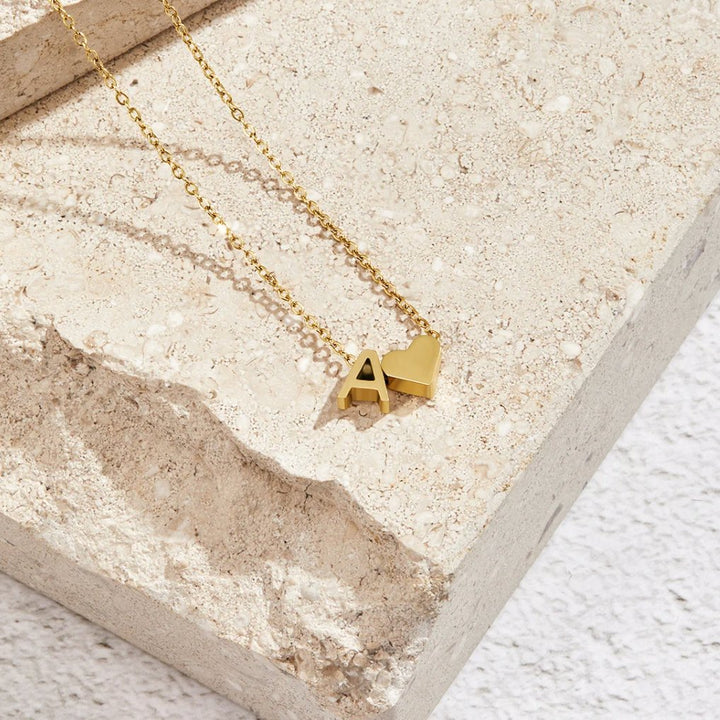 Collier Intemporel avec Pendentif en Forme de Cœur et Initiale