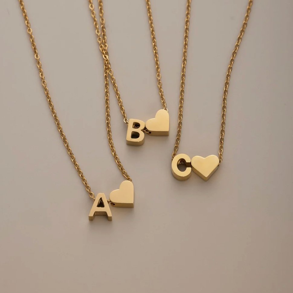 Collier Intemporel avec Pendentif en Forme de Cœur et Initiale