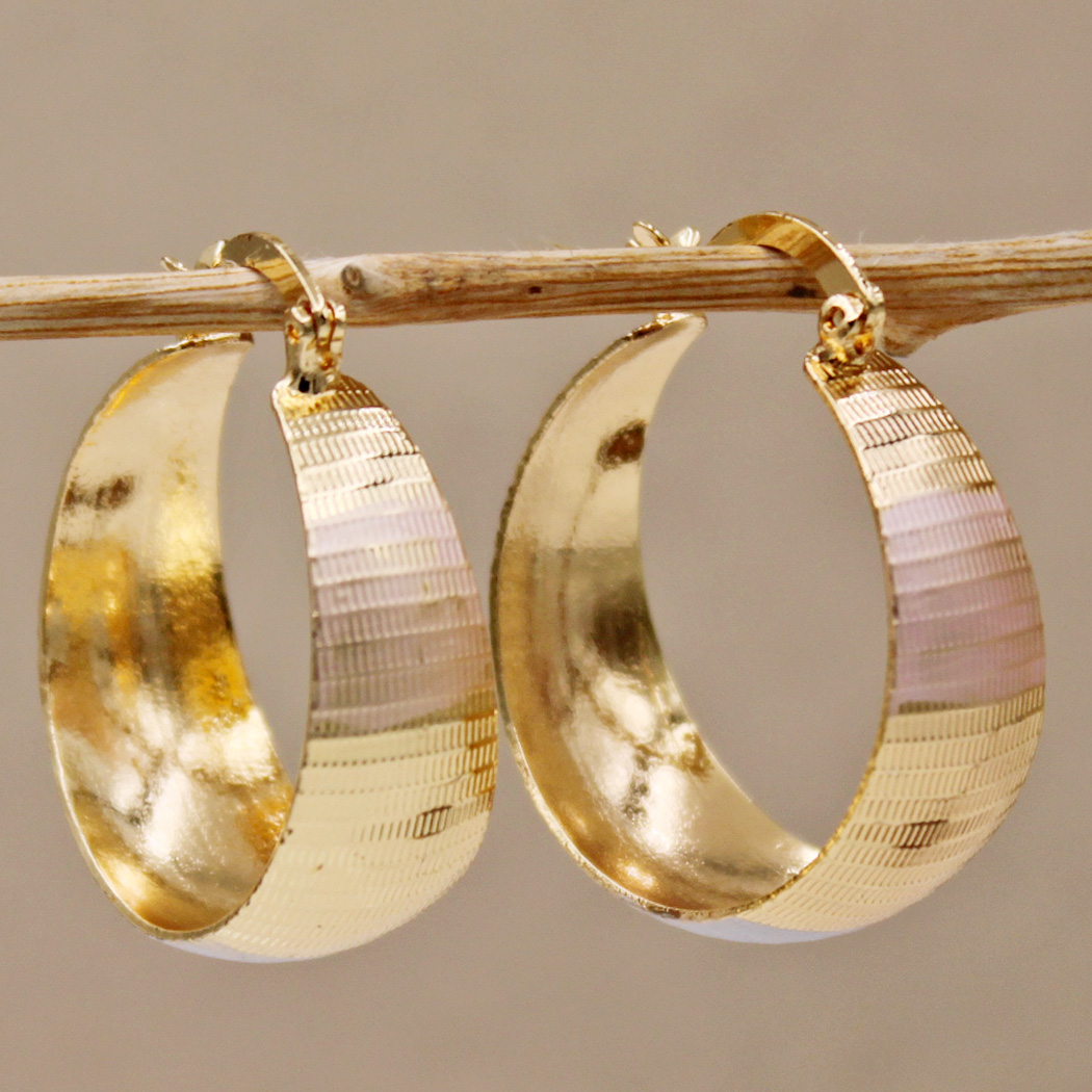 Élégantes boucles d'oreilles dorées de luxe