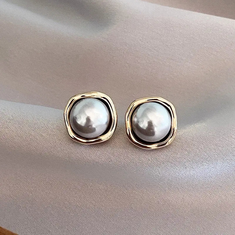 Élégantes boucles d'oreilles ornées de perles noires