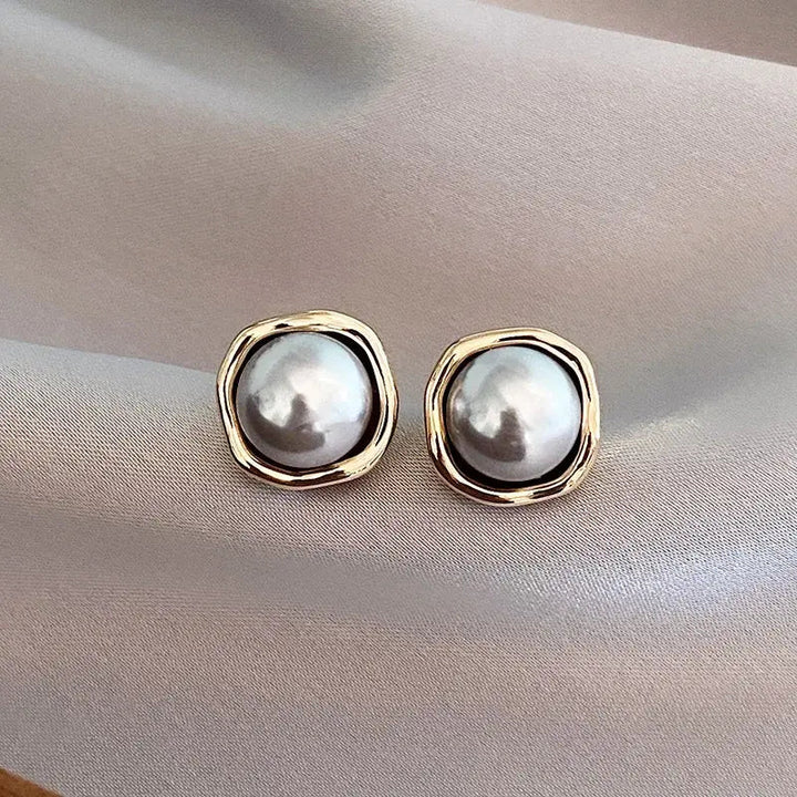 Élégantes boucles d'oreilles ornées de perles noires