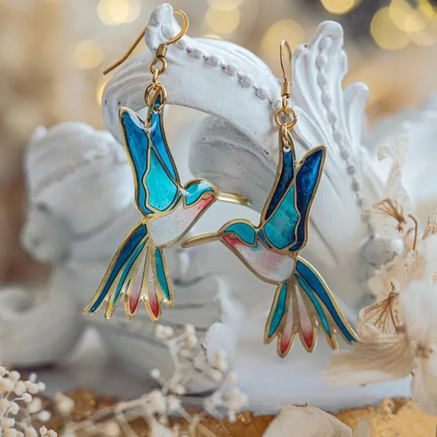 Boucles d'oreilles en or avec motif de colibri et émail bleu