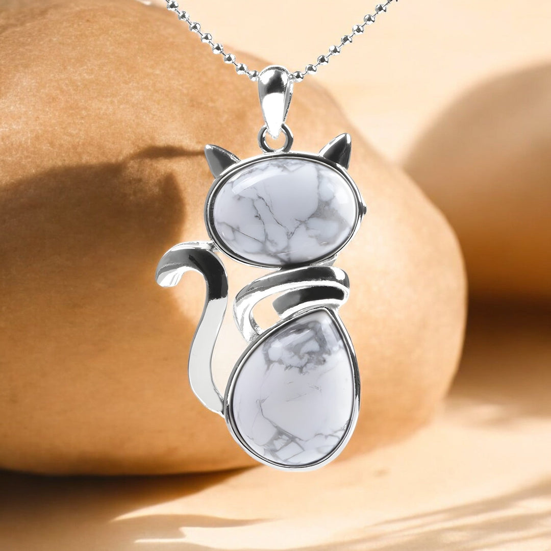 Collier orné d'un pendentif en pierre naturelle