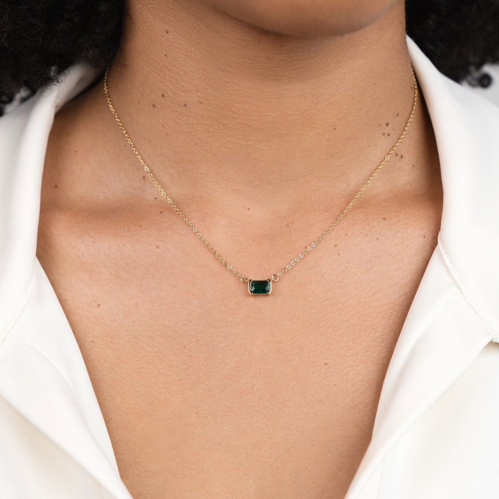 Collier délicat orné d'une émeraude