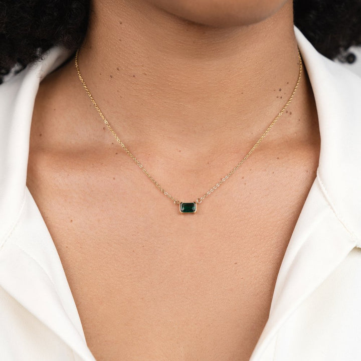 Collier délicat orné d'une émeraude