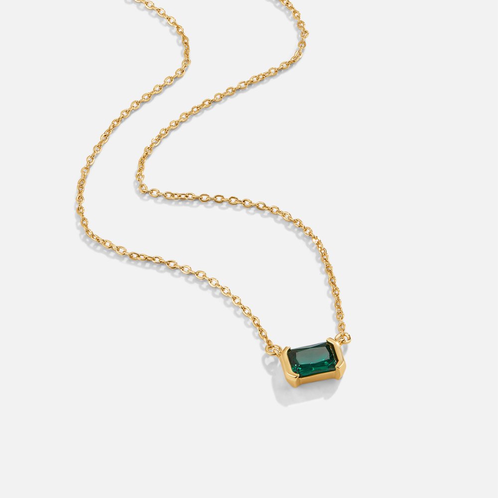 Collier délicat orné d'une émeraude