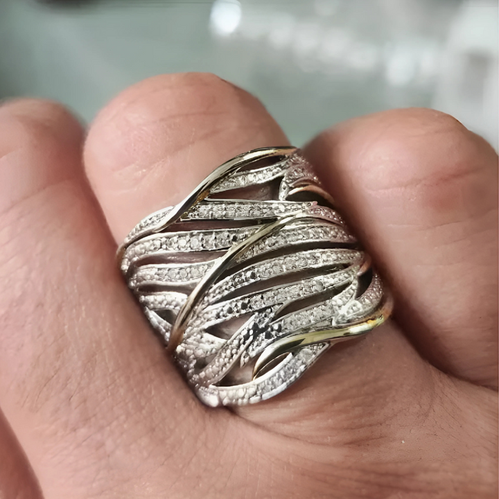 Élégante bague torsadée à plusieurs niveaux