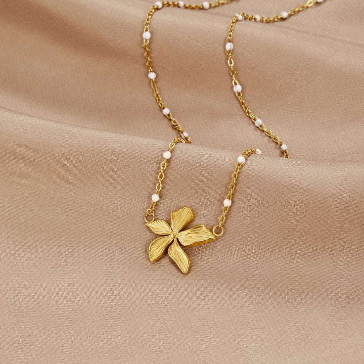 Collier Raffiné avec Pendentif Floral en Or