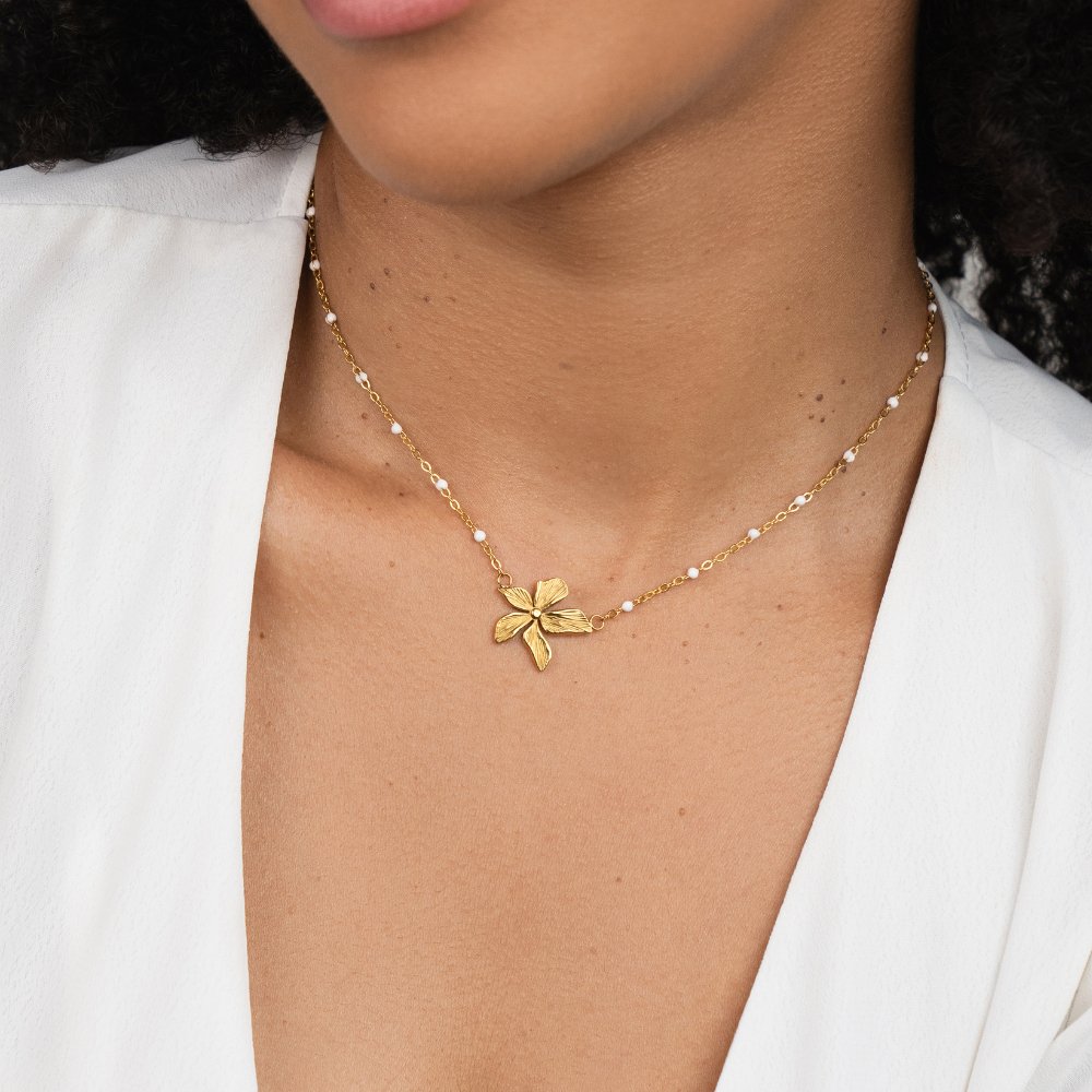 Collier Raffiné avec Pendentif Floral en Or