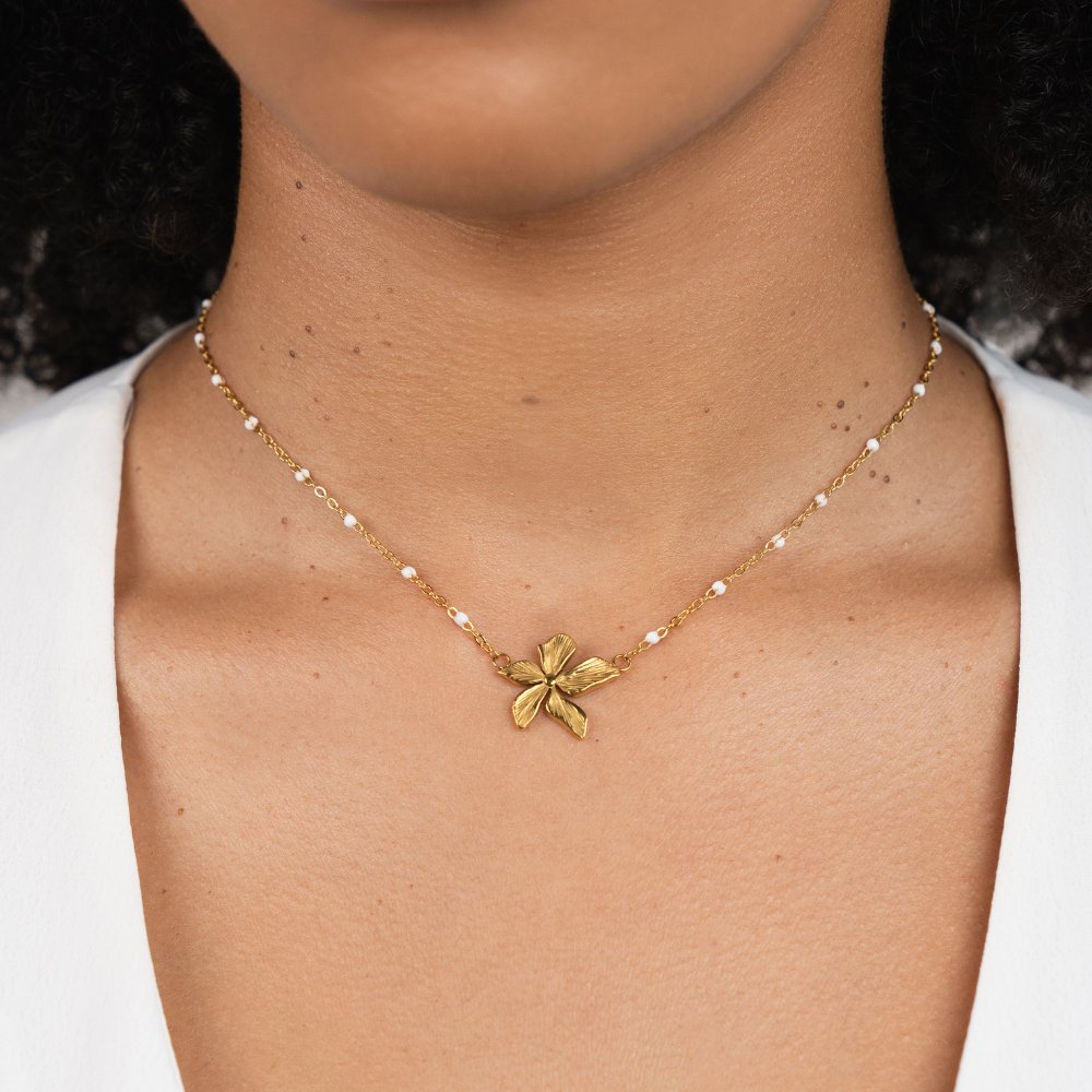 Collier Raffiné avec Pendentif Floral en Or