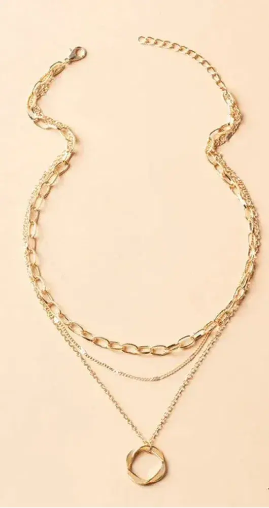 Collier en or à plusieurs couches avec pendentif classique