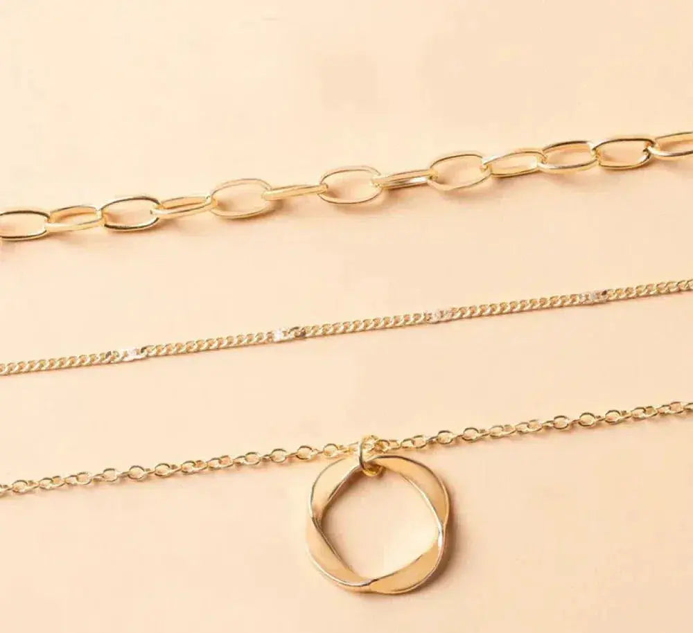 Collier en or à plusieurs couches avec pendentif classique