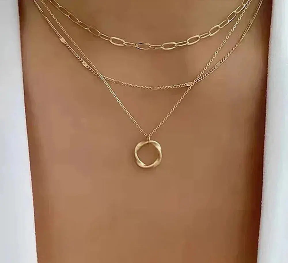 Collier en or à plusieurs couches avec pendentif classique