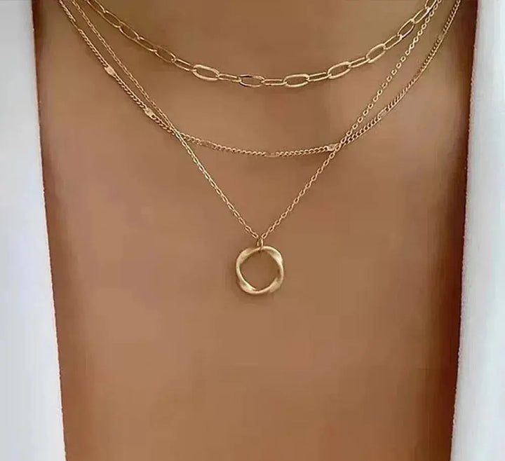 Collier en or à plusieurs couches avec pendentif classique