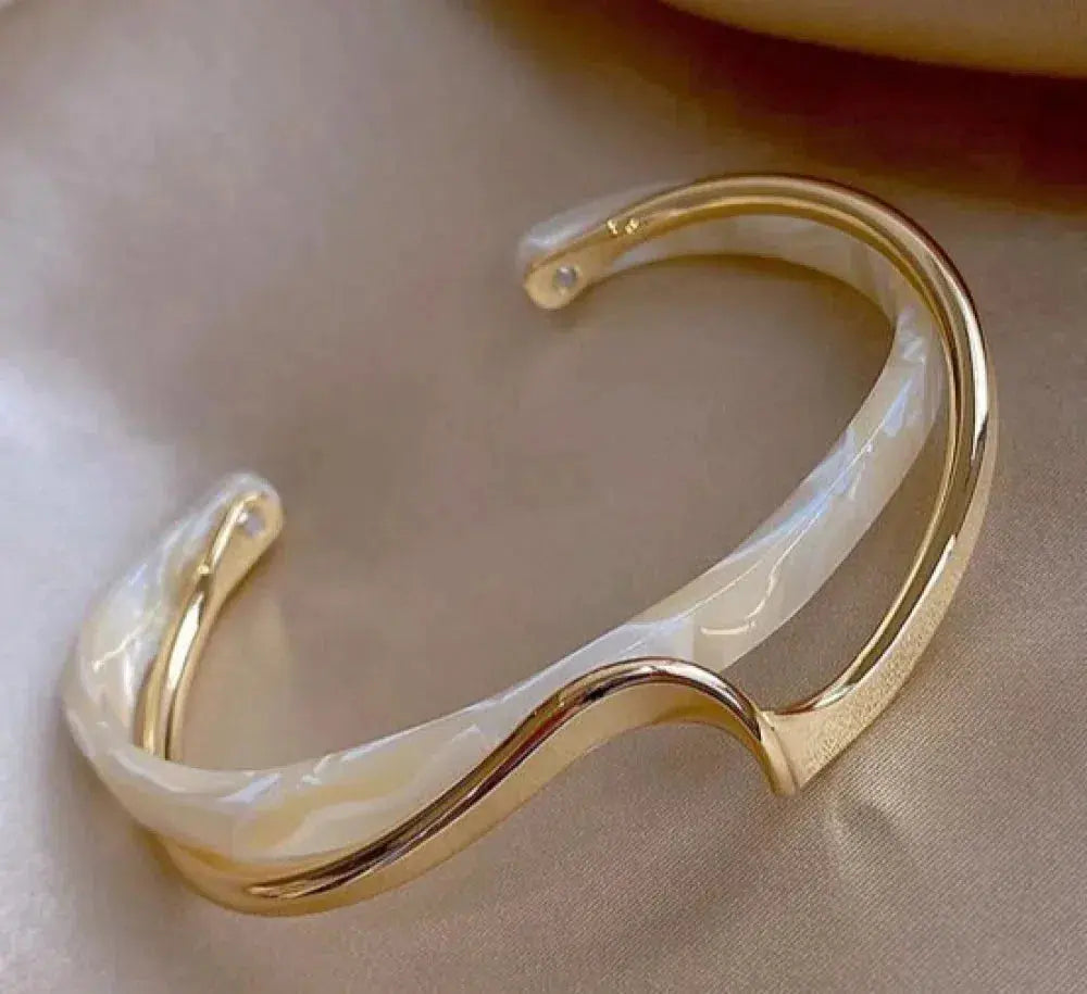 Bracelet raffiné en or ornée d'une opale blanche